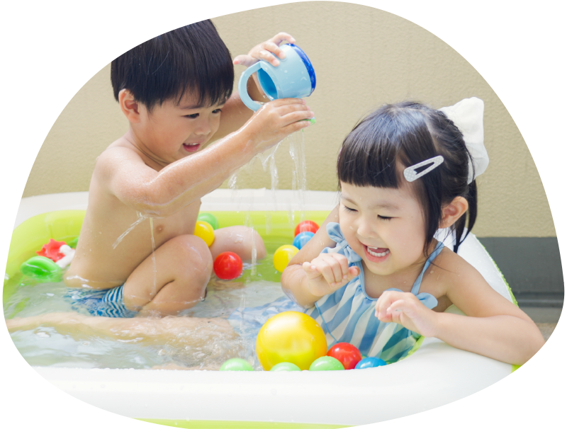 プールで水遊び